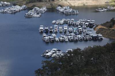 Aerial photograph of houseboats on lake Eildon